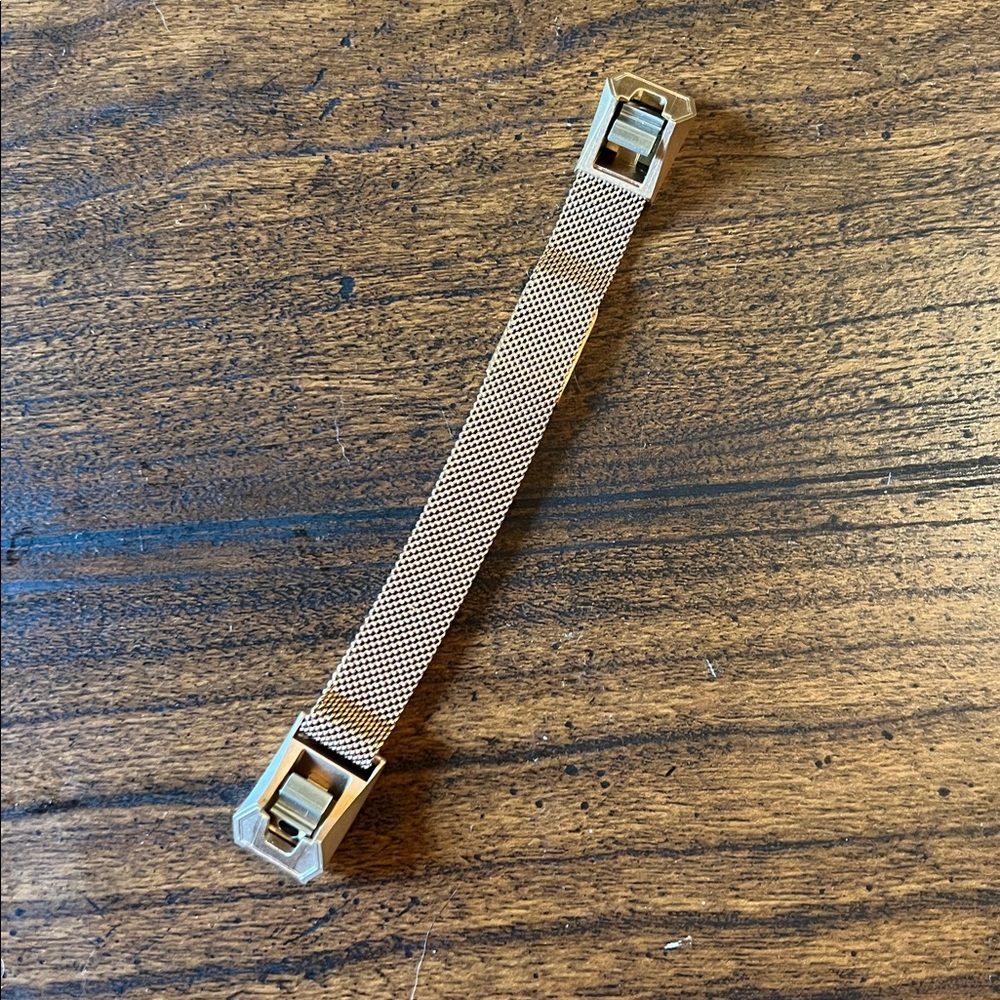 Gold Mesh Fitbit Band - Picture 4 of 4